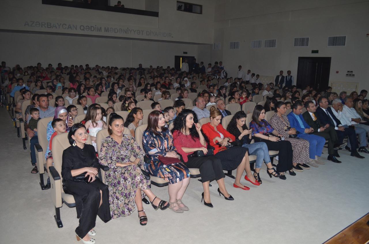 Популярные азербайджанские певцы выступили с концертом в честь Дня Республики (ФОТО)