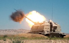 Artilleriyaçılar “Msta-S” özüyeriyən haubitsalardan döyüş atışları keçiriblər (VİDEO)