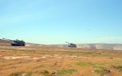 Artilleriyaçılar “Msta-S” özüyeriyən haubitsalardan döyüş atışları keçiriblər (VİDEO)