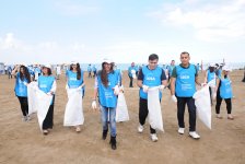 Вице-президент Фонда Гейдара Алиева Лейла Алиева приняла участие в акции по очищению побережья в Бинагадинском районе (ФОТО)