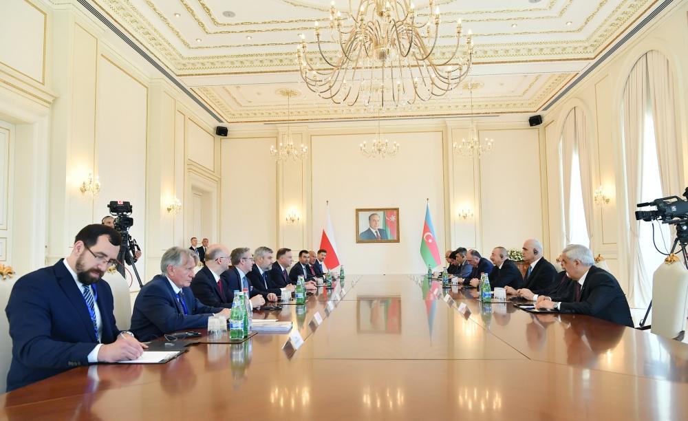 Президент Ильхам Алиев: Азербайджано-польские связи многосторонние, мы сотрудничаем как в политической, экономической сферах, так и в других областях (версия 2)