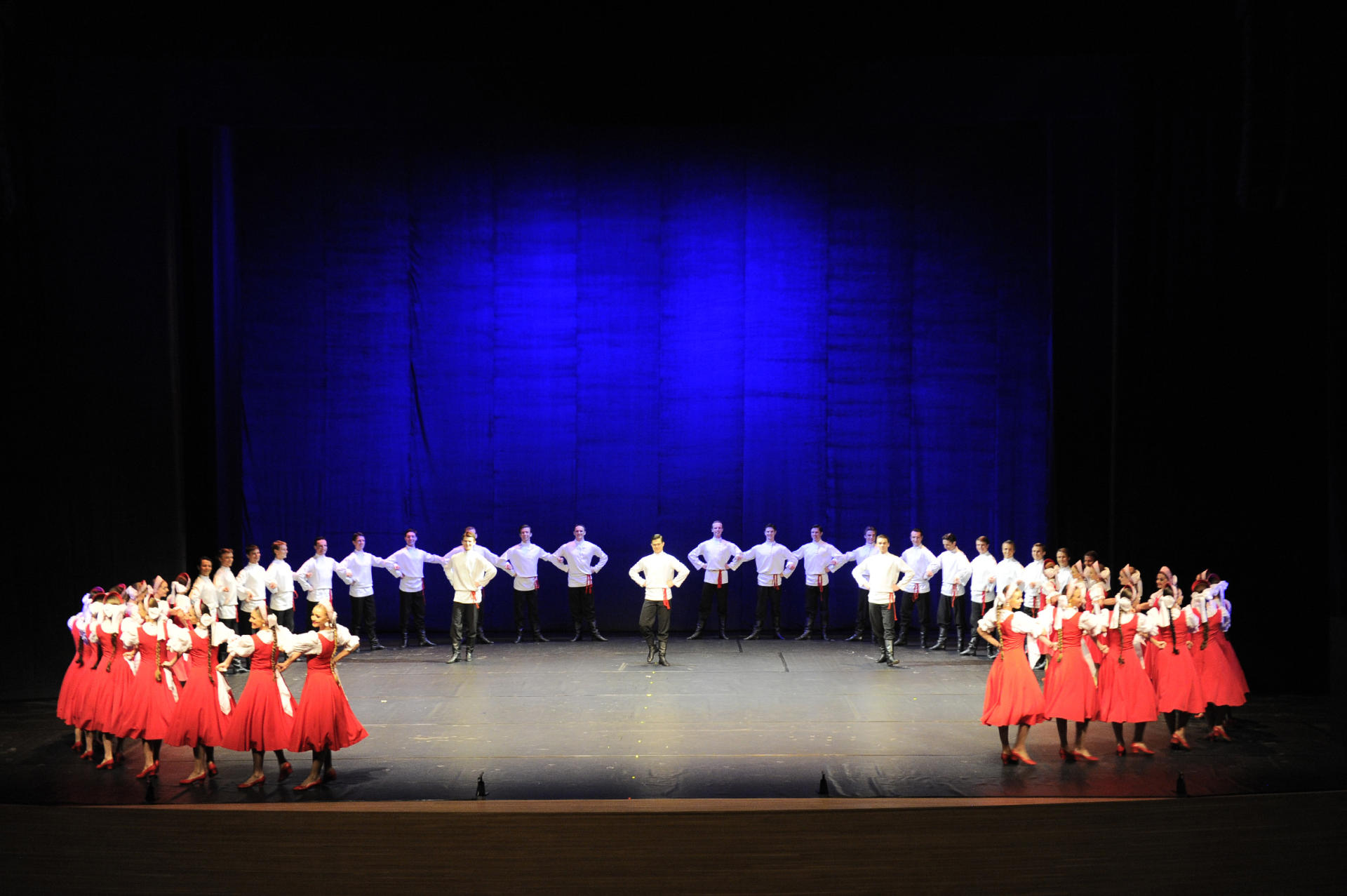 В Центре Гейдара Алиева завершилась трехдневная концертная программа Академического ансамбля народного танца им. Игоря Моисеева (ФОТО) - Gallery Image