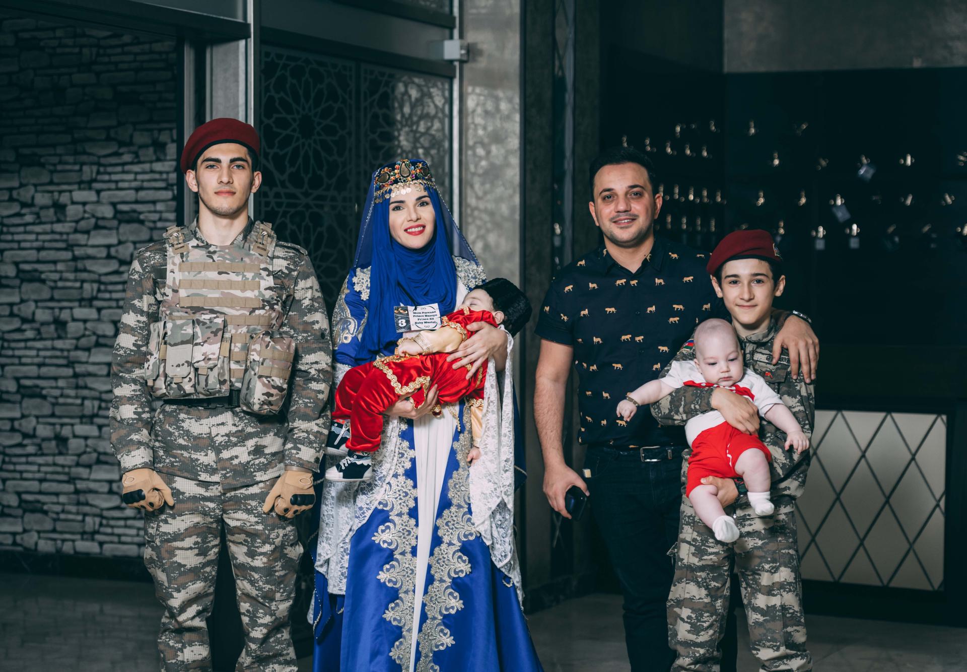 В Азербайджане определились самые стильные дуэты мама-дочка и мама-сын (ФОТО) - Gallery Image