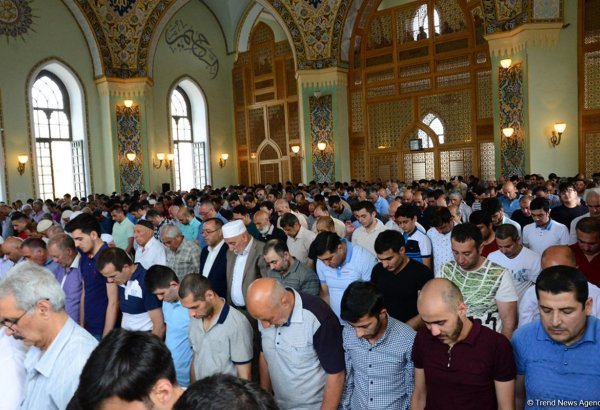 В мечетях Азербайджана совершили праздничный намаз