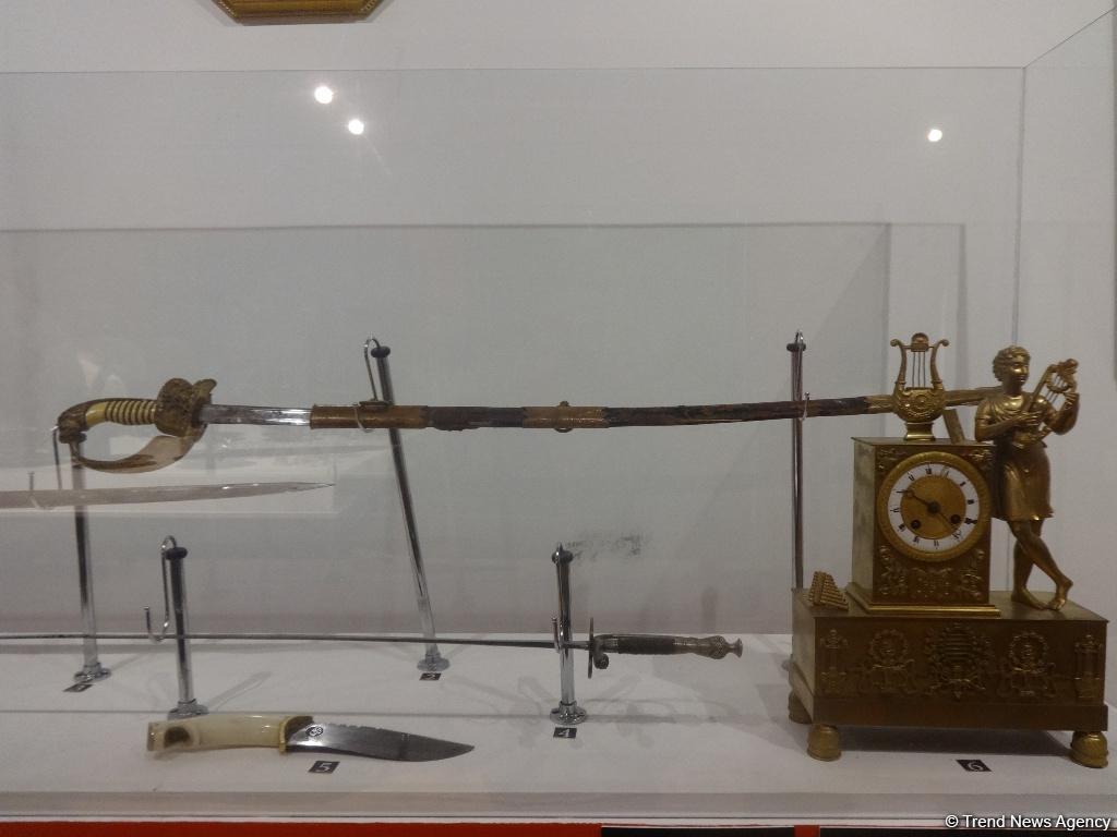 Жемчужины немецкого искусства в Баку - холодное оружие, каминные часы и фарфор (ФОТО)
