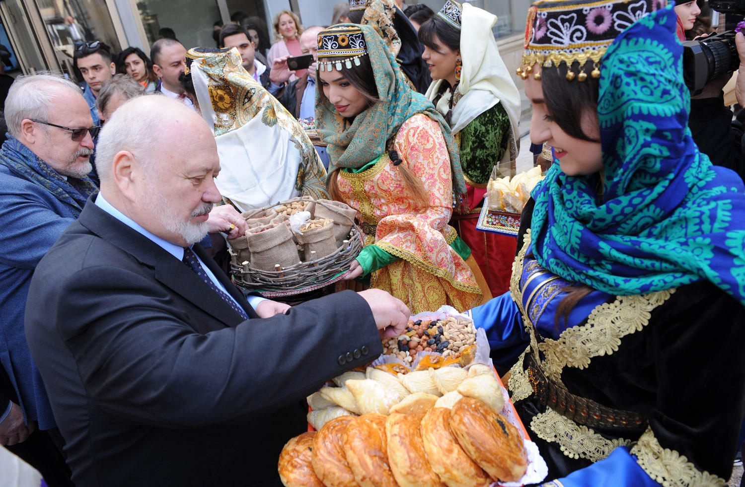 Вместо золочёных ресторанов выбрали кутабную на Бакинском рынке  (ФОТО) - Gallery Image