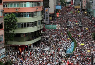 Митингующие в Гонконге начали шествие в центр города