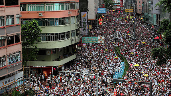 В Гонконге тысячи людей протестуют против поправок к закону об экстрадиции