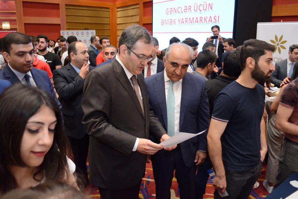 UNEC-in təşkilatçılığı ilə gənclər üçün əmək yarmarkası təşkil olunub (FOTO)