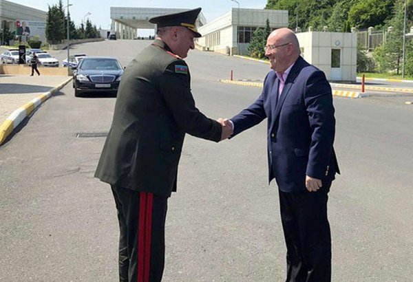 Министр обороны Грузии прибыл  в Азербайджан