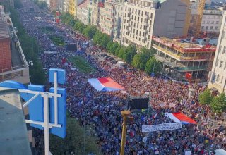 В Праге прошли массовые митинги и марш протеста с требованием отставки премьера Чехии