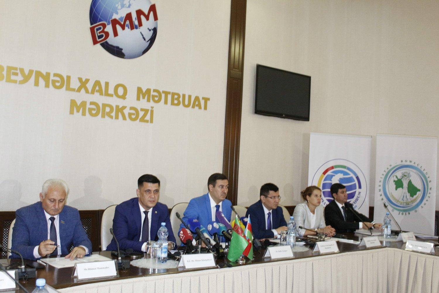 В Баку прошел круглый стол по 1-му Каспийскому экономическому форуму (ФОТО)