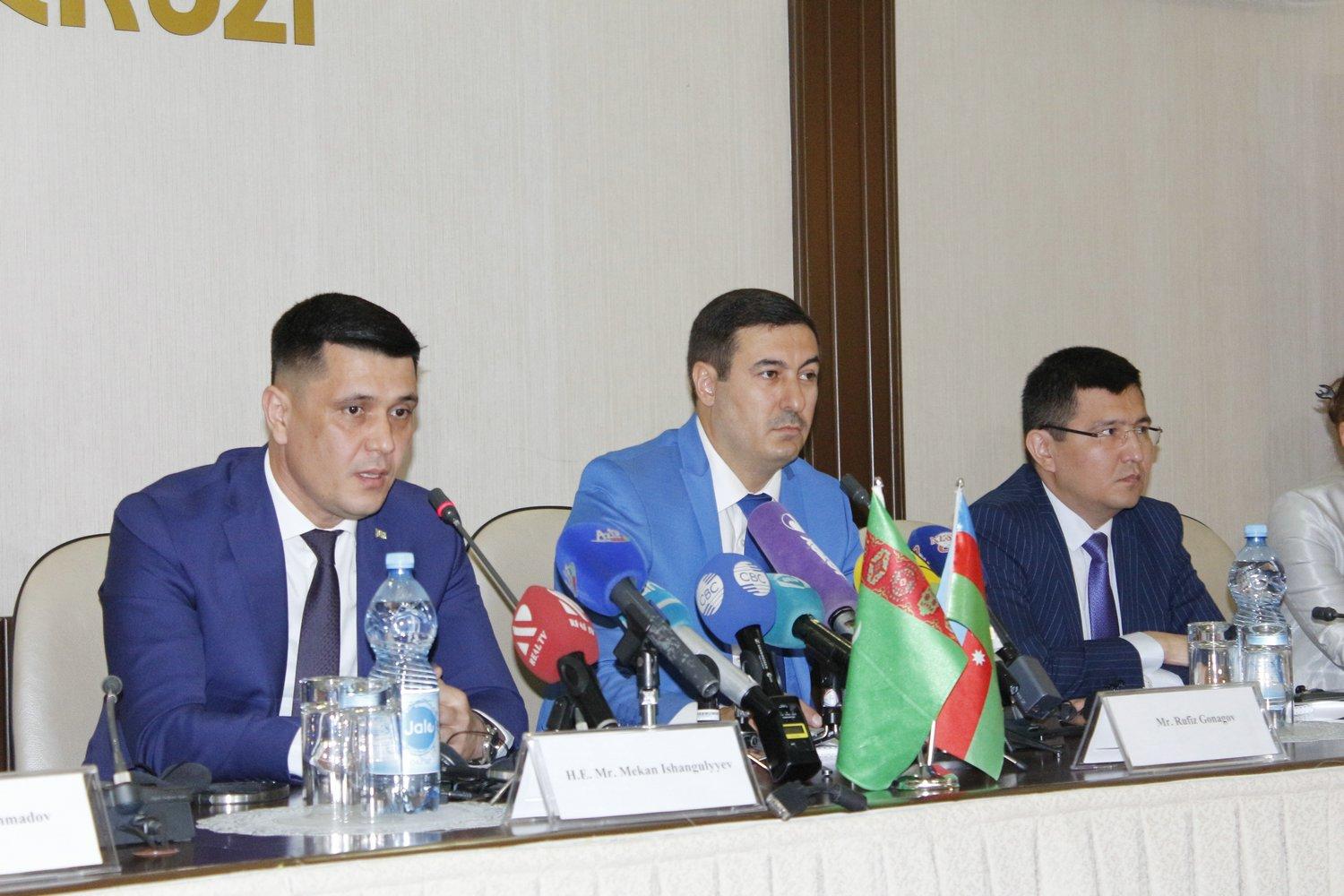 В Баку прошел круглый стол по 1-му Каспийскому экономическому форуму (ФОТО)