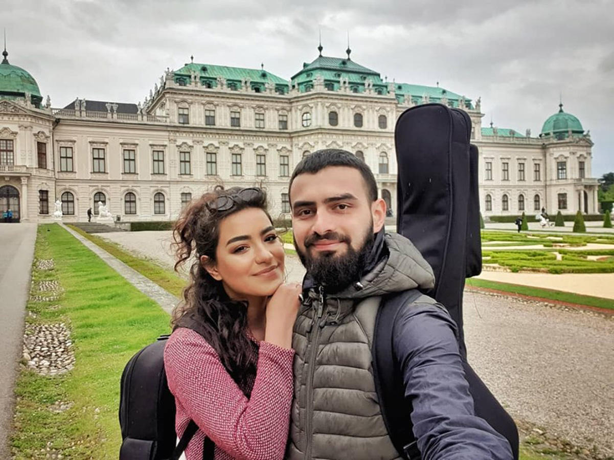 Влюбленная пара на улицах городов мира исполняет азербайджанские песни (ВИДЕО, ФОТО)