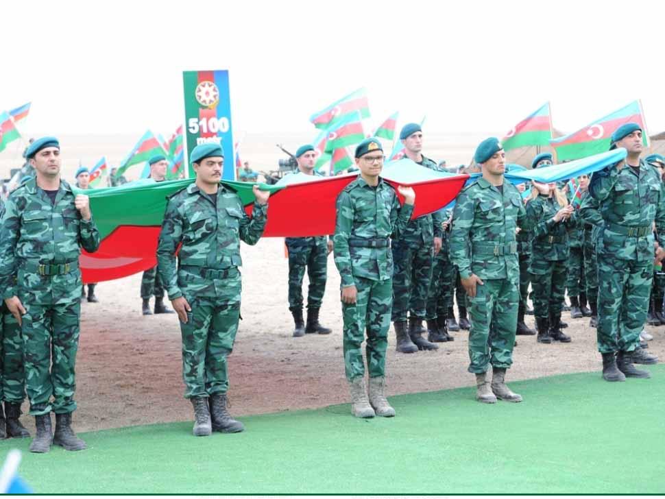 Госпогранслужба Азербайджана организовала шествие с пятикилометровым государственным флагом (ФОТО)