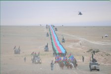 Госпогранслужба Азербайджана организовала шествие с пятикилометровым государственным флагом (ФОТО) - Gallery Thumbnail