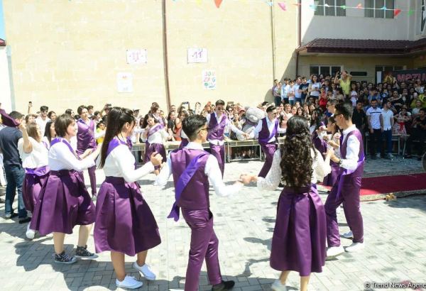 Сегодня в школах Азербайджана отмечают «Последний звонок»