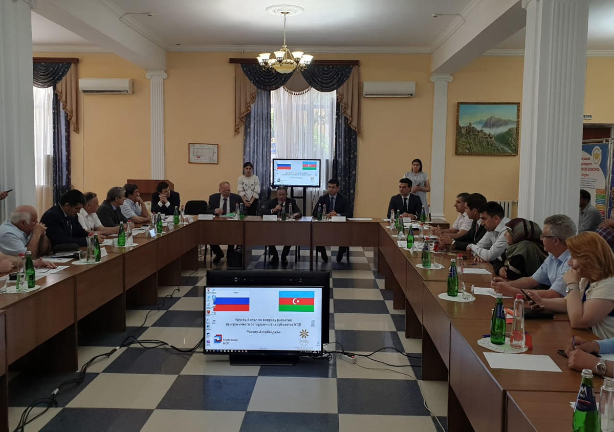 Azerbaijan, Russia hold round table discussions on development of cross-border co-op (PHOTO)