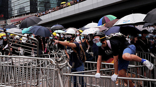Hundreds of demonstrators in Hong Kong continue to block roads around legislature and government headquarters