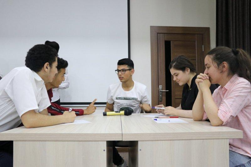 В Западно-Каспийском университете прошла олимпиада среди школьников «STEMplus» (ФОТО)