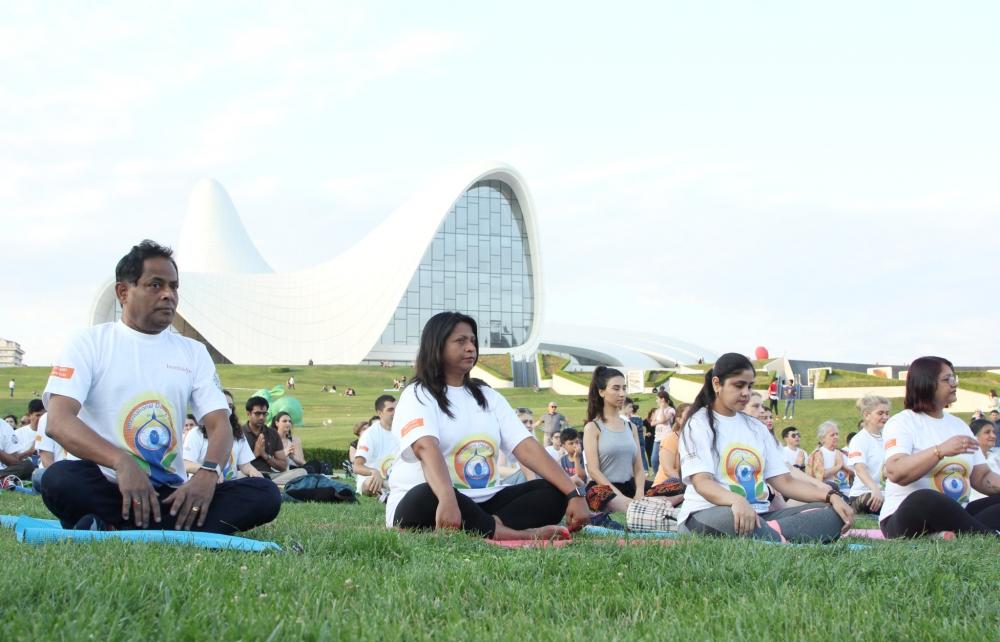Heydər Əliyev Mərkəzinin parkında yoqa sessiyası təşkil olunub (FOTO)
