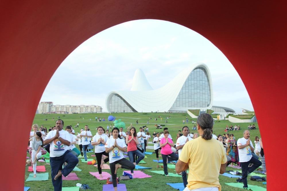 В парке Центра Гейдара Алиева организована сессия по йоге (ФОТО)