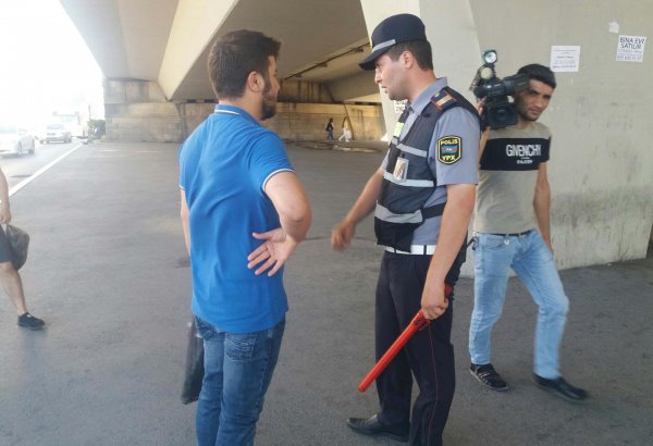 В Баку полиция ведет просветительскую работу среди водителей и пешеходов (ФОТО)