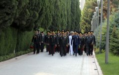 Azerbaijani Defense Ministry’s leadership visits Alley of Honors and Alley of Martyrs (PHOTO)