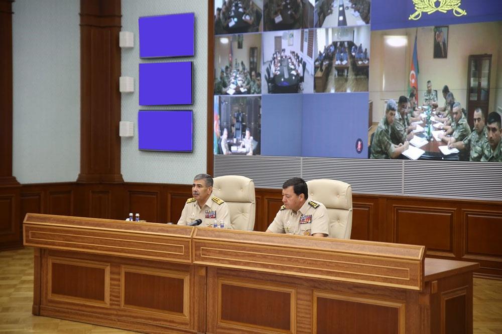 Azerbaijan defense minister holds official meeting on eve of Armed Forces Day (PHOTO)