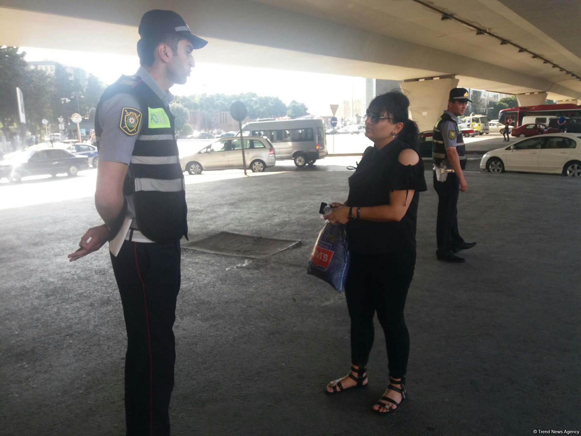 В Баку полиция ведет просветительскую работу среди водителей и пешеходов (ФОТО)