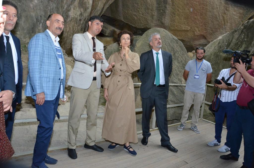 UNESCO-nun baş direktoru Odri Azulay Qobustan qoruğunu ziyarət edib (FOTO)