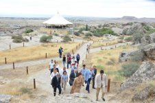 UNESCO-nun baş direktoru Odri Azulay Qobustan qoruğunu ziyarət edib (FOTO)