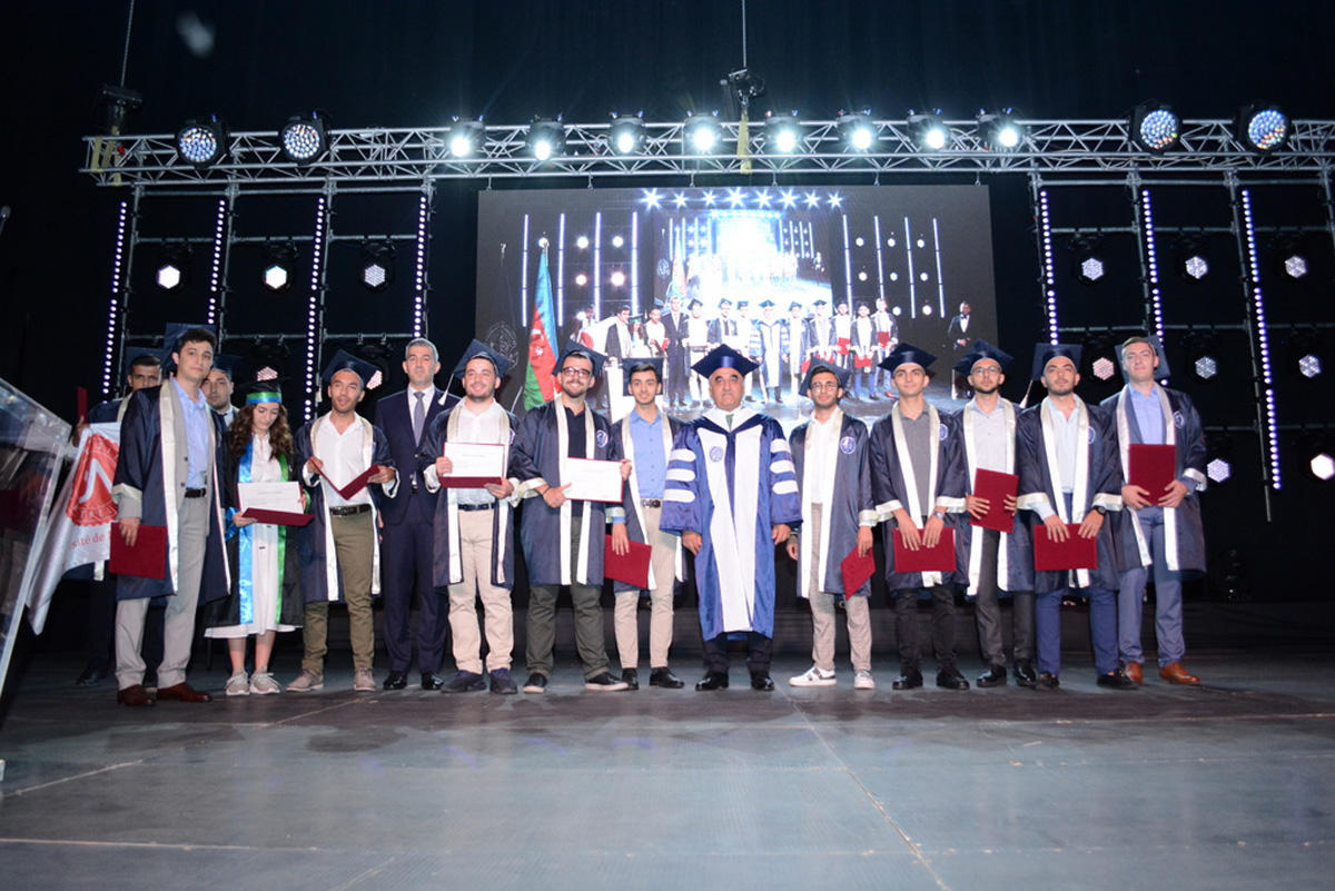 UNEC-də Məzun günü - Bakalavr və magistrlərə Avropa universitetlərinin diplomları verildi (FOTO)