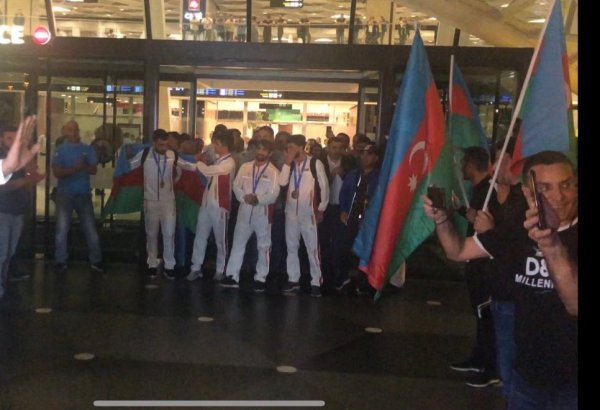 Группа азербайджанских спортсменов вернулась в Баку после II Евроигр в Минске