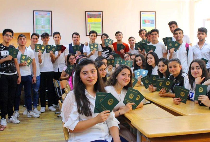 Выпускникам IX и XI классов школ Баку выдаются аттестаты (ФОТО)