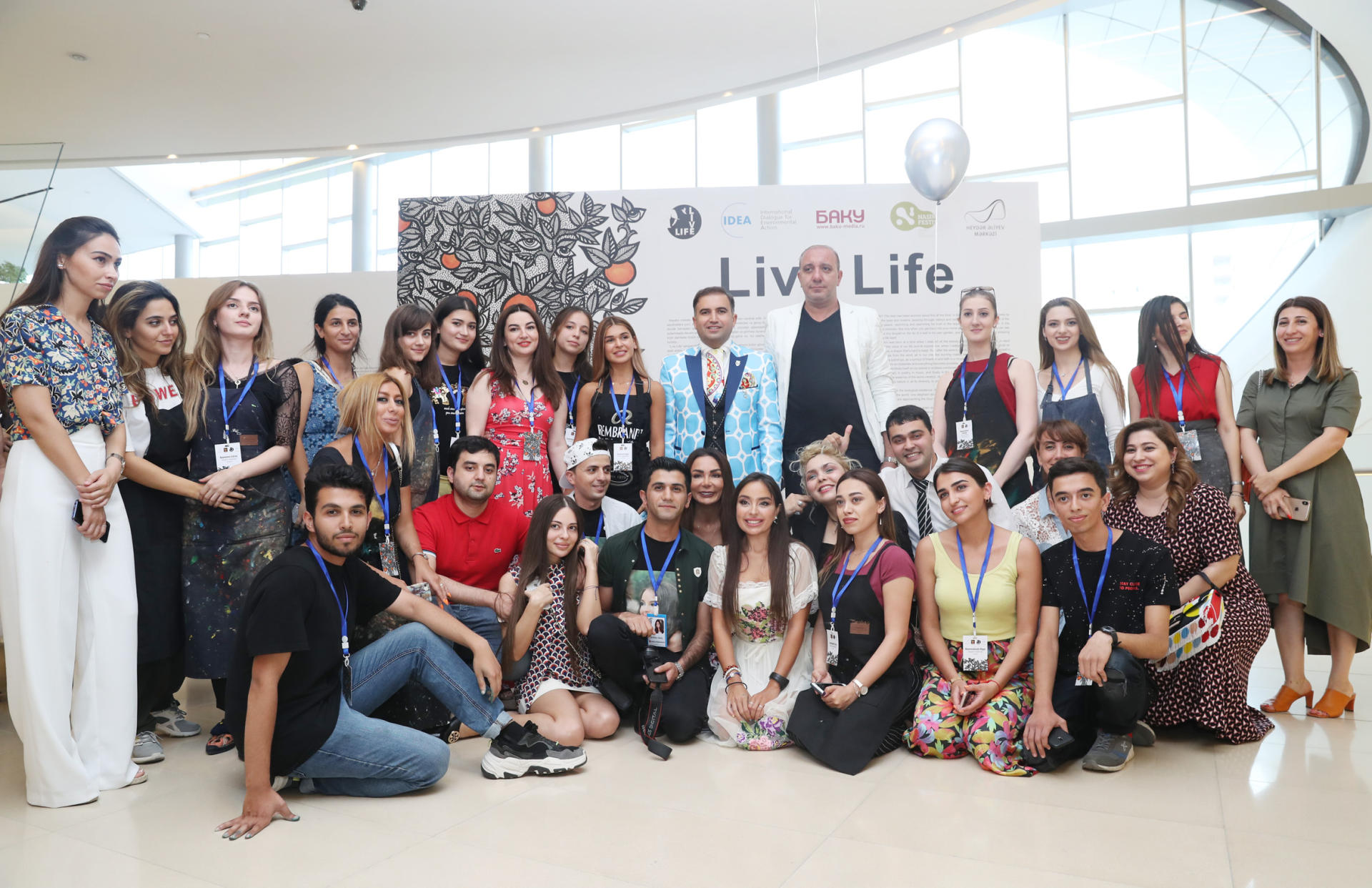 Вице-президент Фонда Гейдара Алиева Лейла Алиева встретилась на выставке «Live Life» со студентами, проходящими летнюю практику (ФОТО)