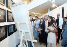 Вице-президент Фонда Гейдара Алиева Лейла Алиева встретилась на выставке «Live Life» со студентами, проходящими летнюю практику (ФОТО)
