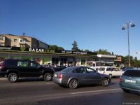 Zığ şosesində QƏZA - Avtomobil mağazaya çırpılaraq aşıb (FOTO)