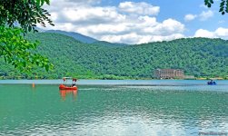 Восхитительное место отдыха - горное озеро Нохур (ФОТО)