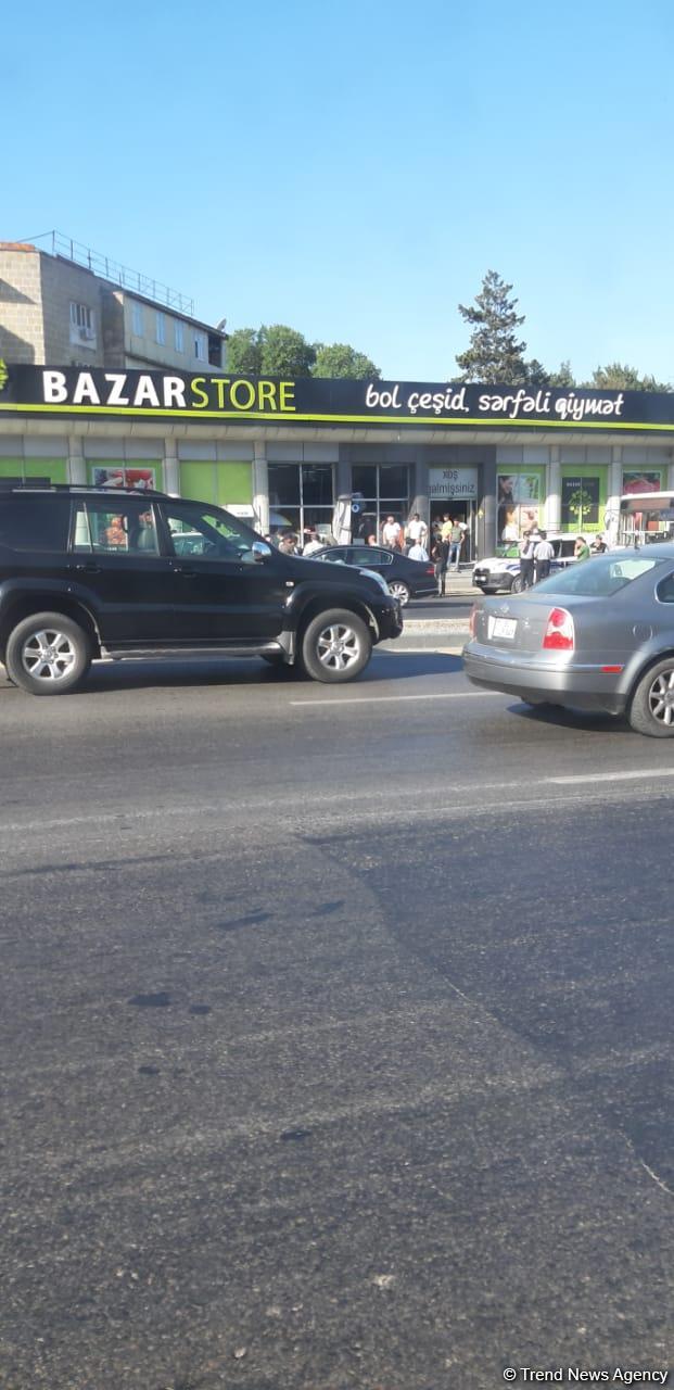 Zığ şosesində QƏZA - Avtomobil mağazaya çırpılaraq aşıb (FOTO)