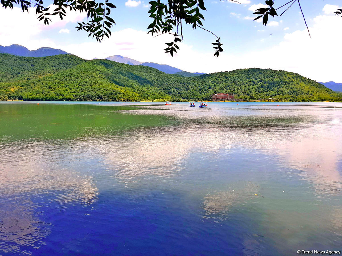 Восхитительное место отдыха - горное озеро Нохур (ФОТО)