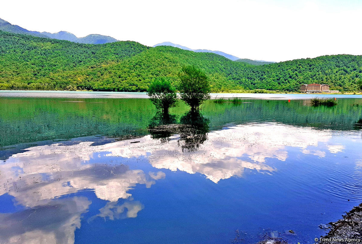 Одно из красивейших озер Азербайджана – Нохур в предгорье Большого Кавказа (ФОТО)