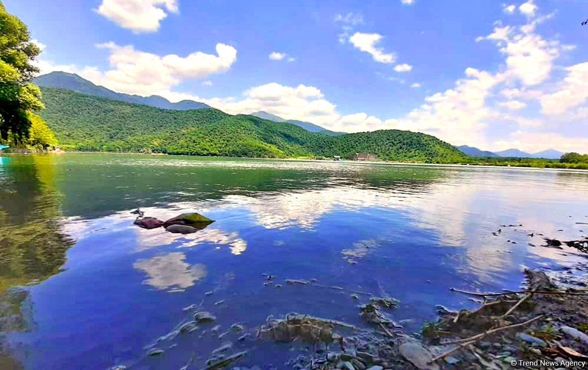 Одно из красивейших озер Азербайджана – Нохур в предгорье Большого Кавказа (ФОТО)
