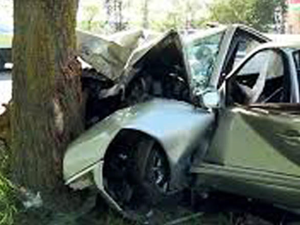 Nərimanovda "Honda" ağaca çırpıldı, sürücü öldü