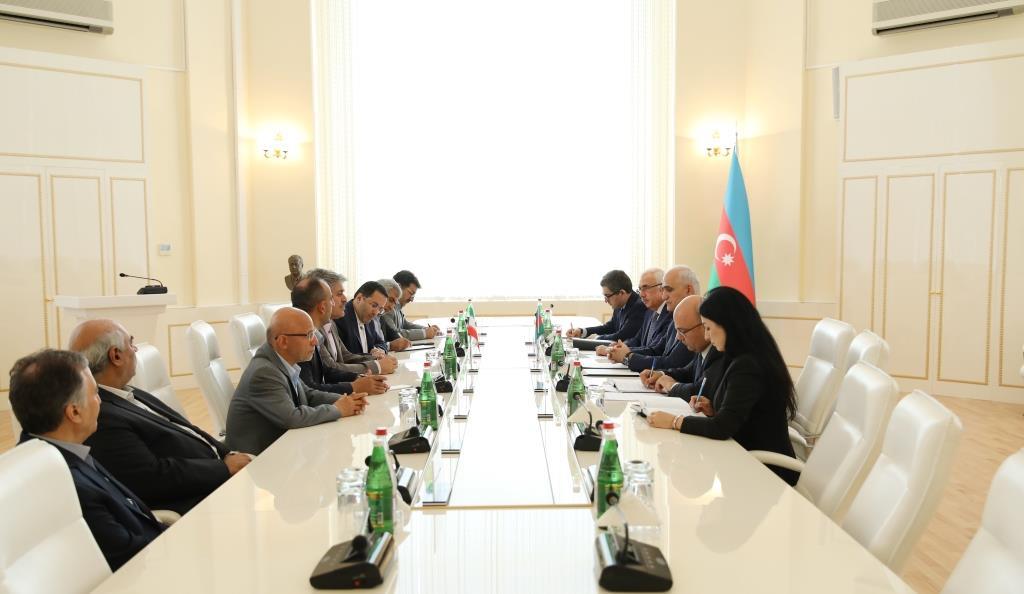 Иранская делегация встретилась в министром экономики Азербайджана