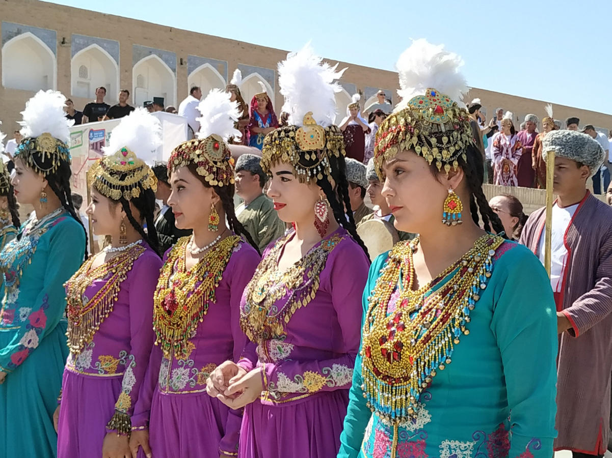В древнем Хорезме: Узбекские красавицы, джоратские гутабы, лязги, тар, QR-код древности…. (ФОТО)