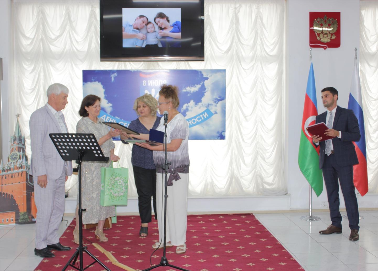 В Баку вручены медали супружеским парам, которые прожили в браке не один десяток лет (ФОТО)