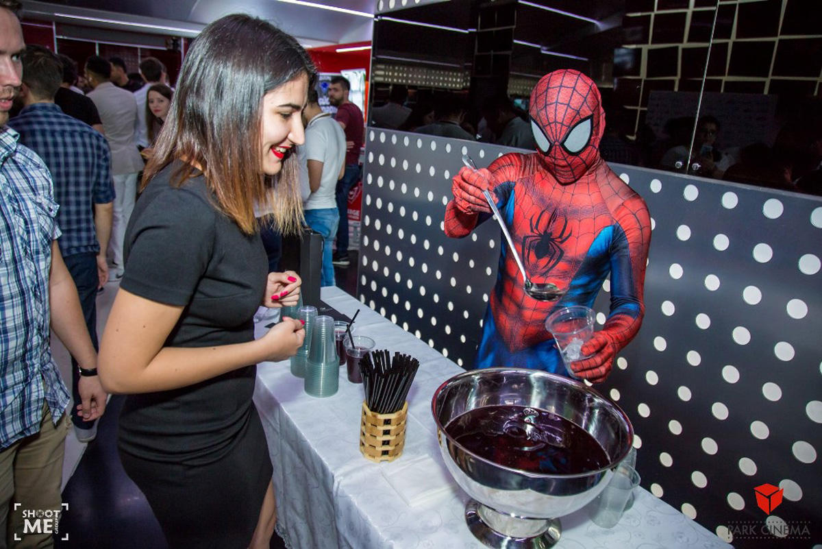 В Баку на каникулы приехал Человек-паук и затянул в сети праздника (ФОТО)