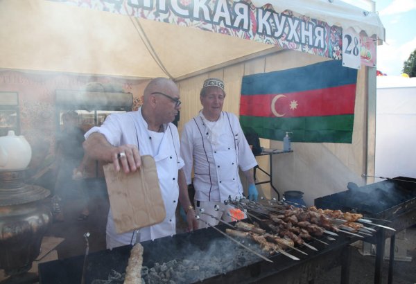 За одним вкусным столом россияне и азербайджанцы (ФОТО)