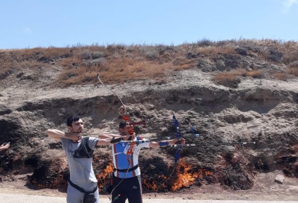 Азербайджанцы продемонстрировали стрельбу на Янардаге перед туристами (ФОТО)